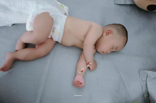 昌邑宝宝睡觉爱翻身